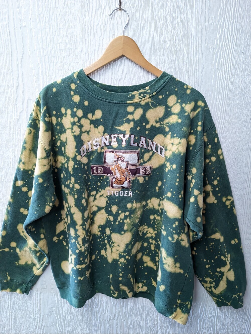Disneyland Disney Tigger Sweatshirt Green Bleached Crew Neck Size Large